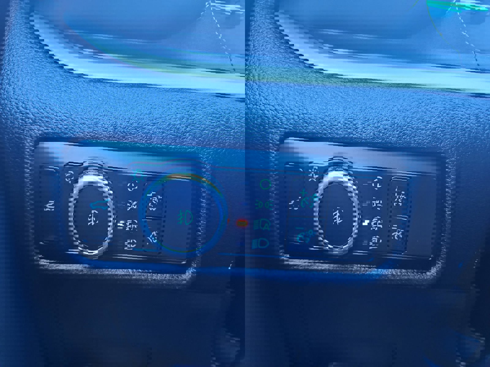 Used 2024 Ford Explorer XLT w/ Equipment Group 202A image 17