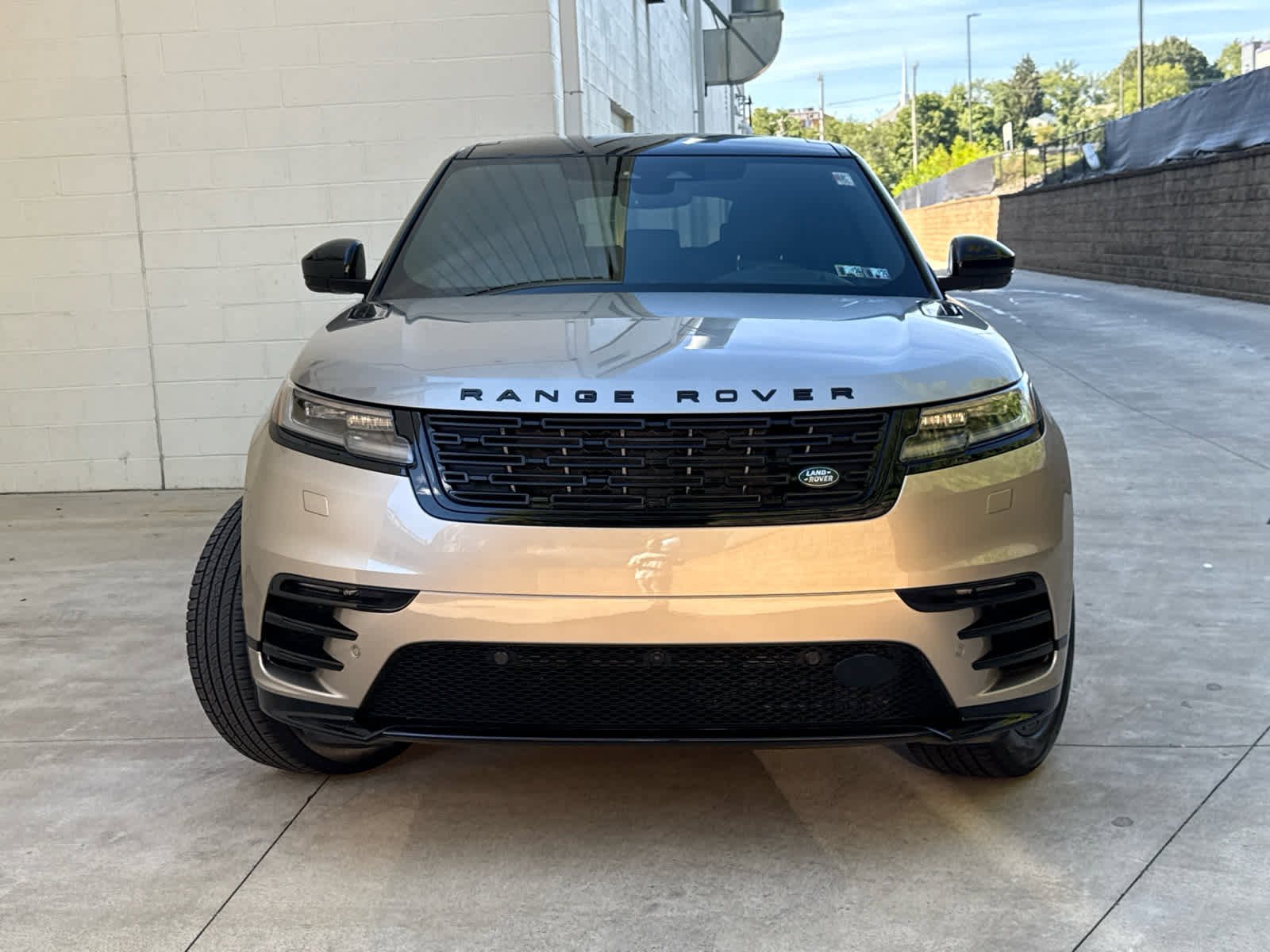 New 2026 Land Rover Range Rover Velar Dynamic SE image 2