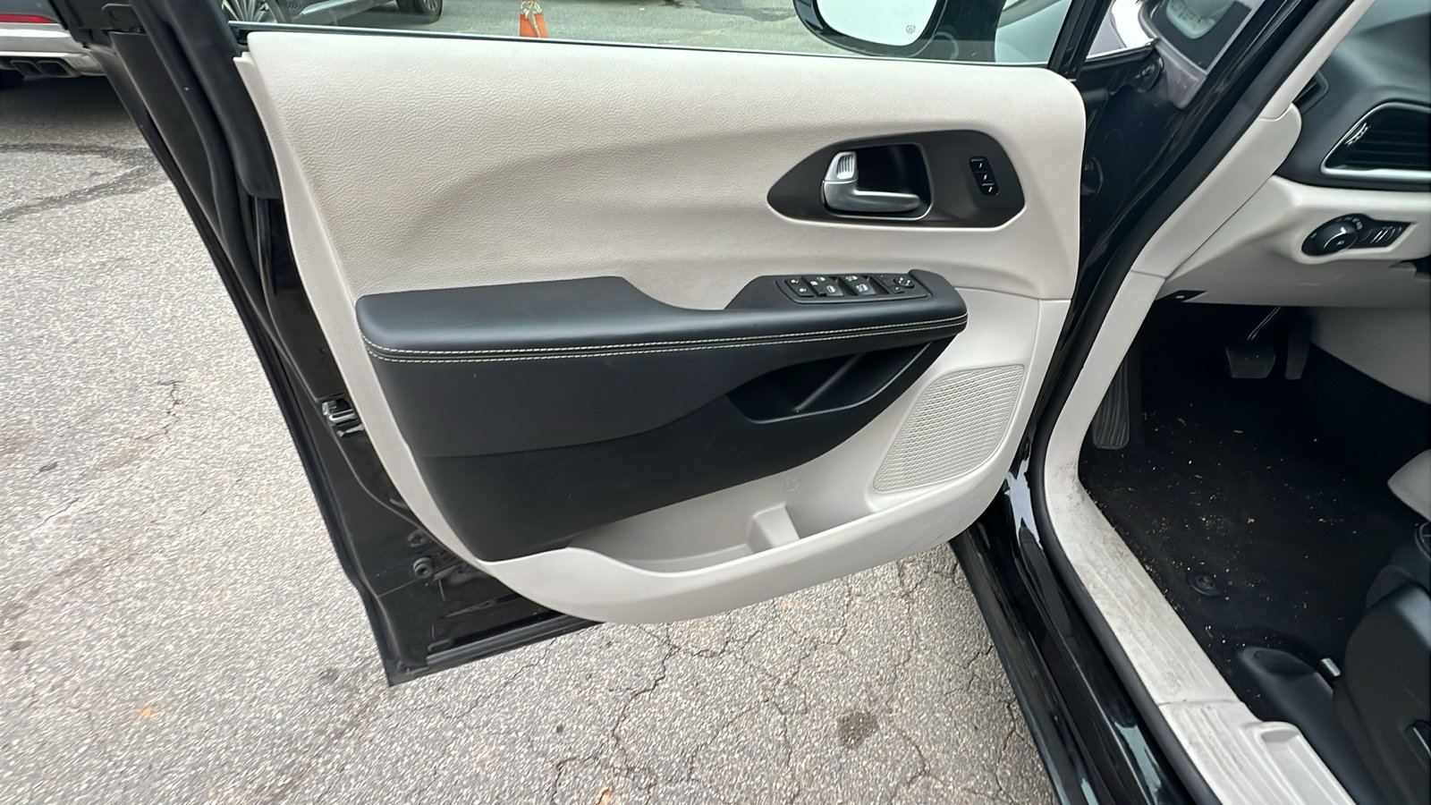 Used 2024 Chrysler Pacifica Touring-L image 14