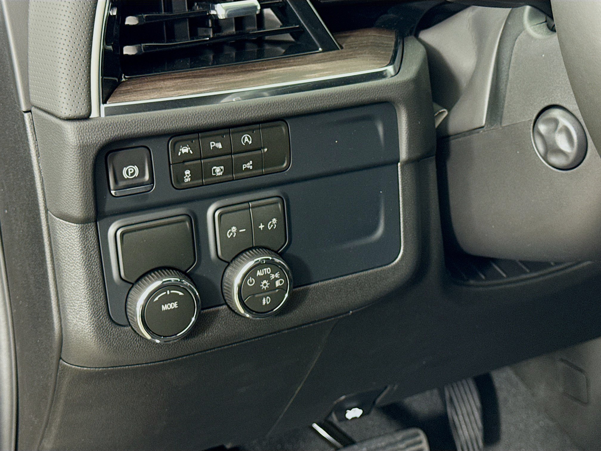 New 2026 Chevrolet Suburban Premier RWD image 12