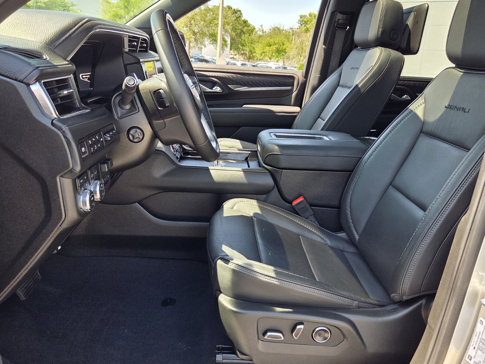 Used 2024 GMC Yukon Denali w/ Denali Reserve Package AWD/4WD image 10