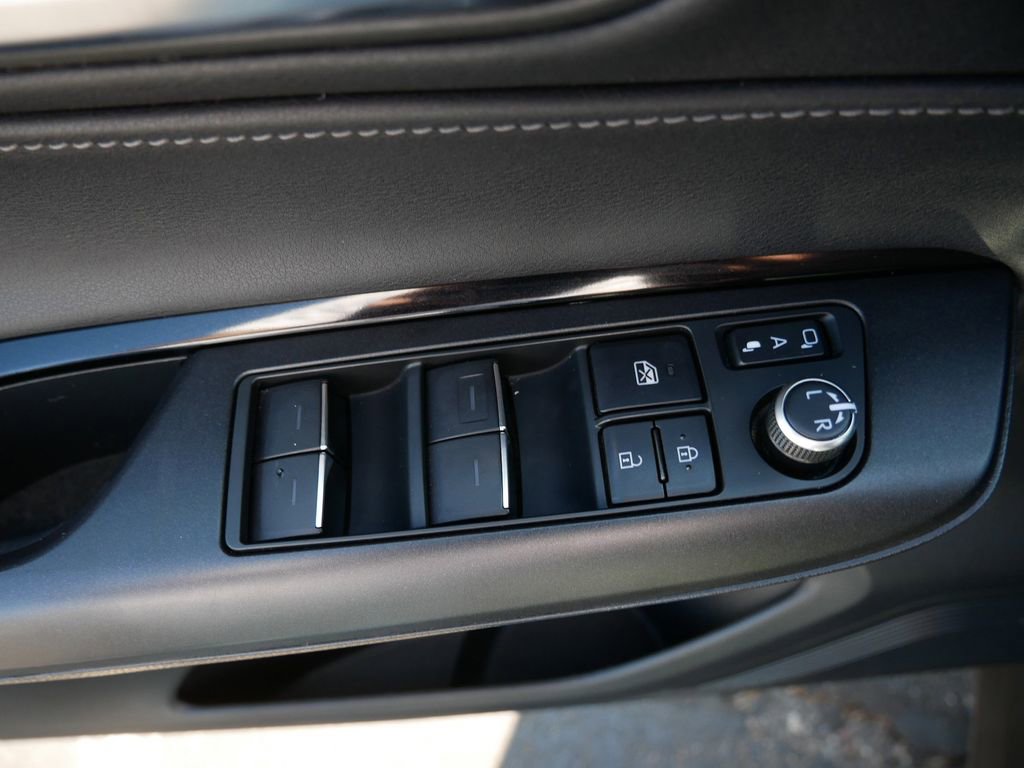 Used 2021 Toyota Venza LE w/ Carpet Mat Package (TMS) AWD/4WD image 17