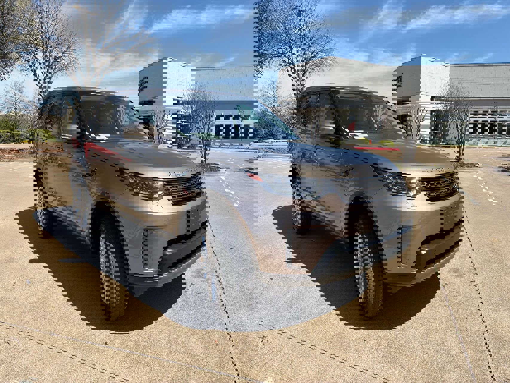 Used 2017 Land Rover Discovery SE image 3