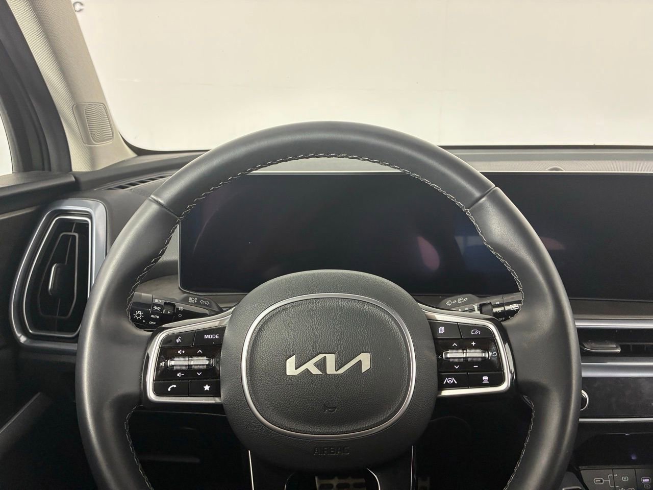 Used 2025 Kia Sorento SX image 22
