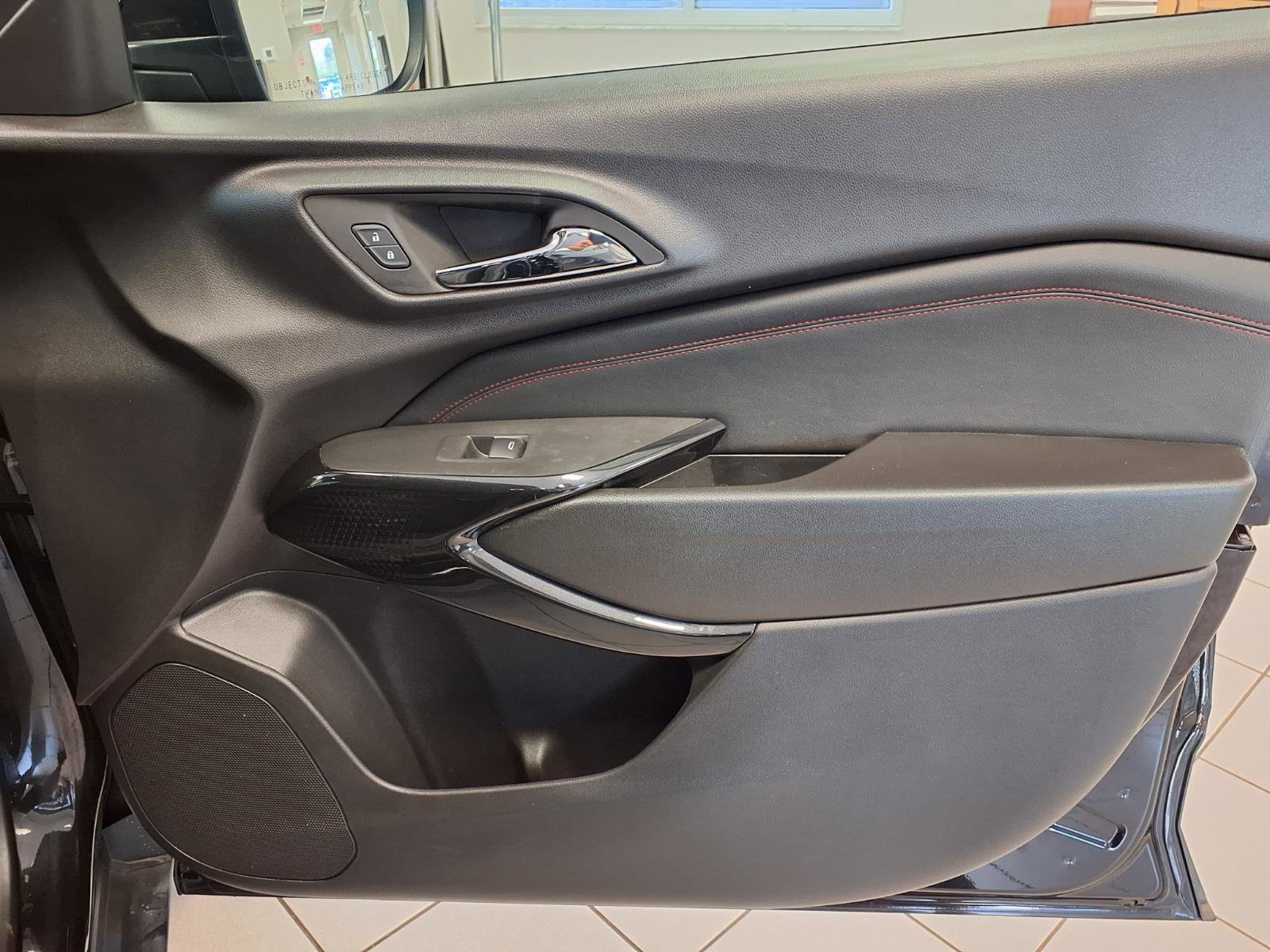 Used 2024 Chevrolet Trax RS w/ Sunroof Package FWD image 11