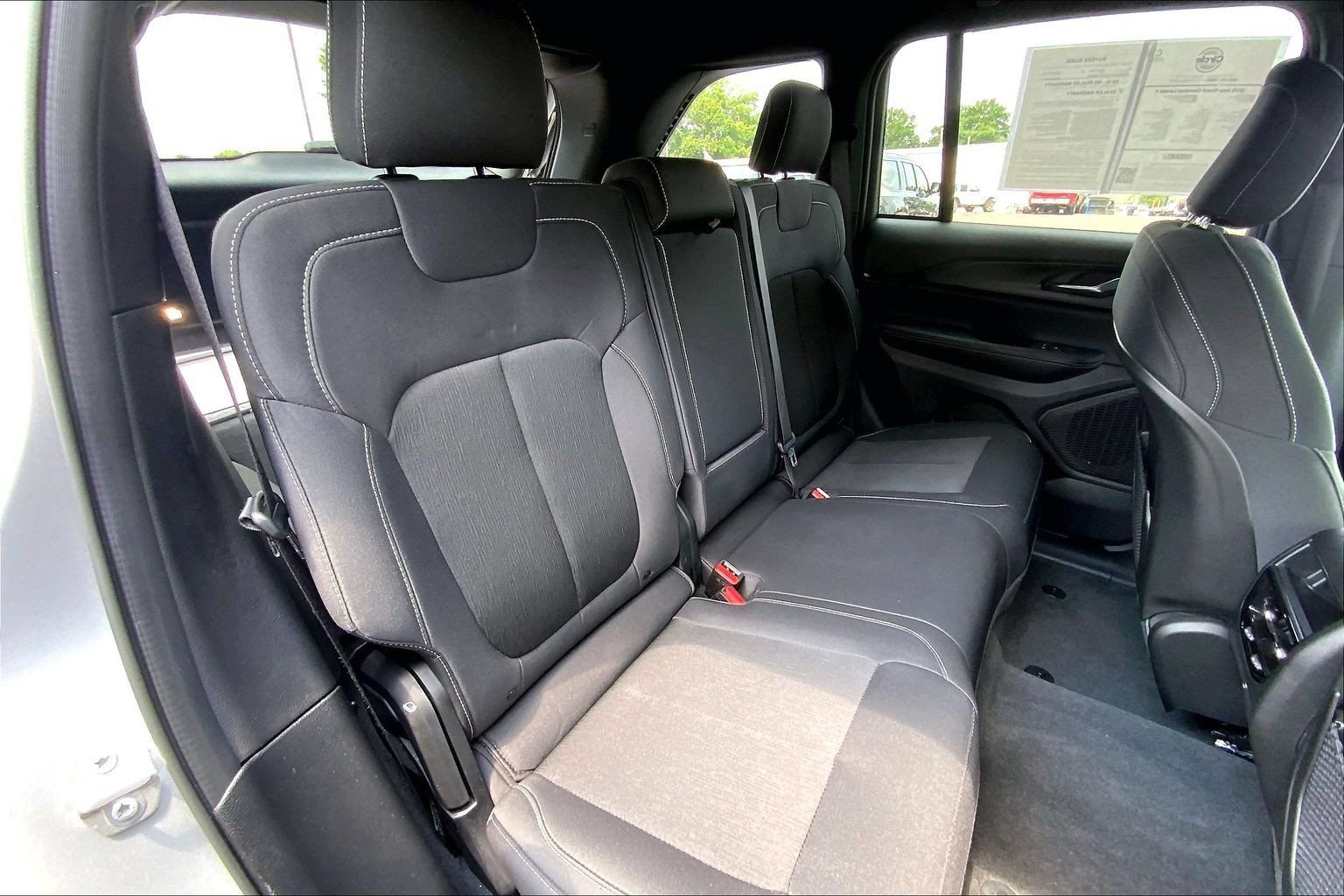 Certified 2025 Jeep Grand Cherokee Laredo X w/ Luxury Tech Group I AWD/4WD image 17
