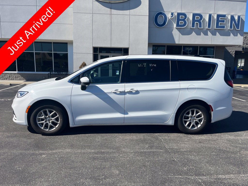 Used 2023 Chrysler Pacifica Touring-L FWD image 1