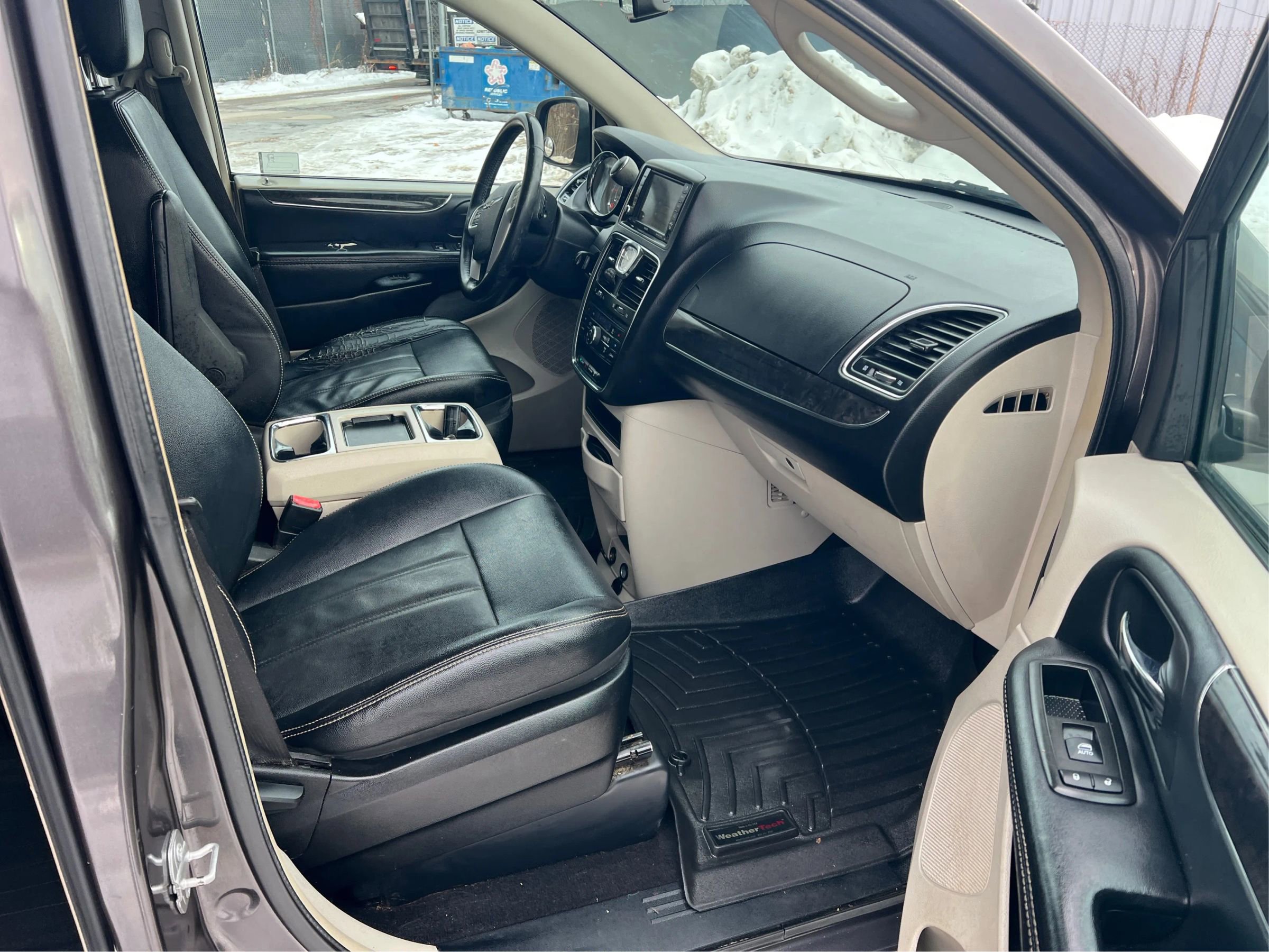 Used 2015 Chrysler Town & Country Touring image 23