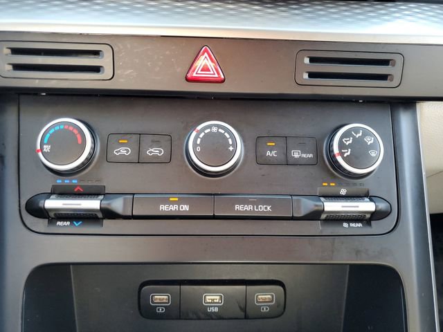 Used 2022 Kia Carnival LX w/ Paint Protection Package image 28