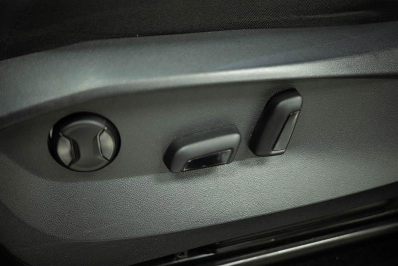 Used 2022 Volkswagen Tiguan SE w/ Panoramic Sunroof Package image 11