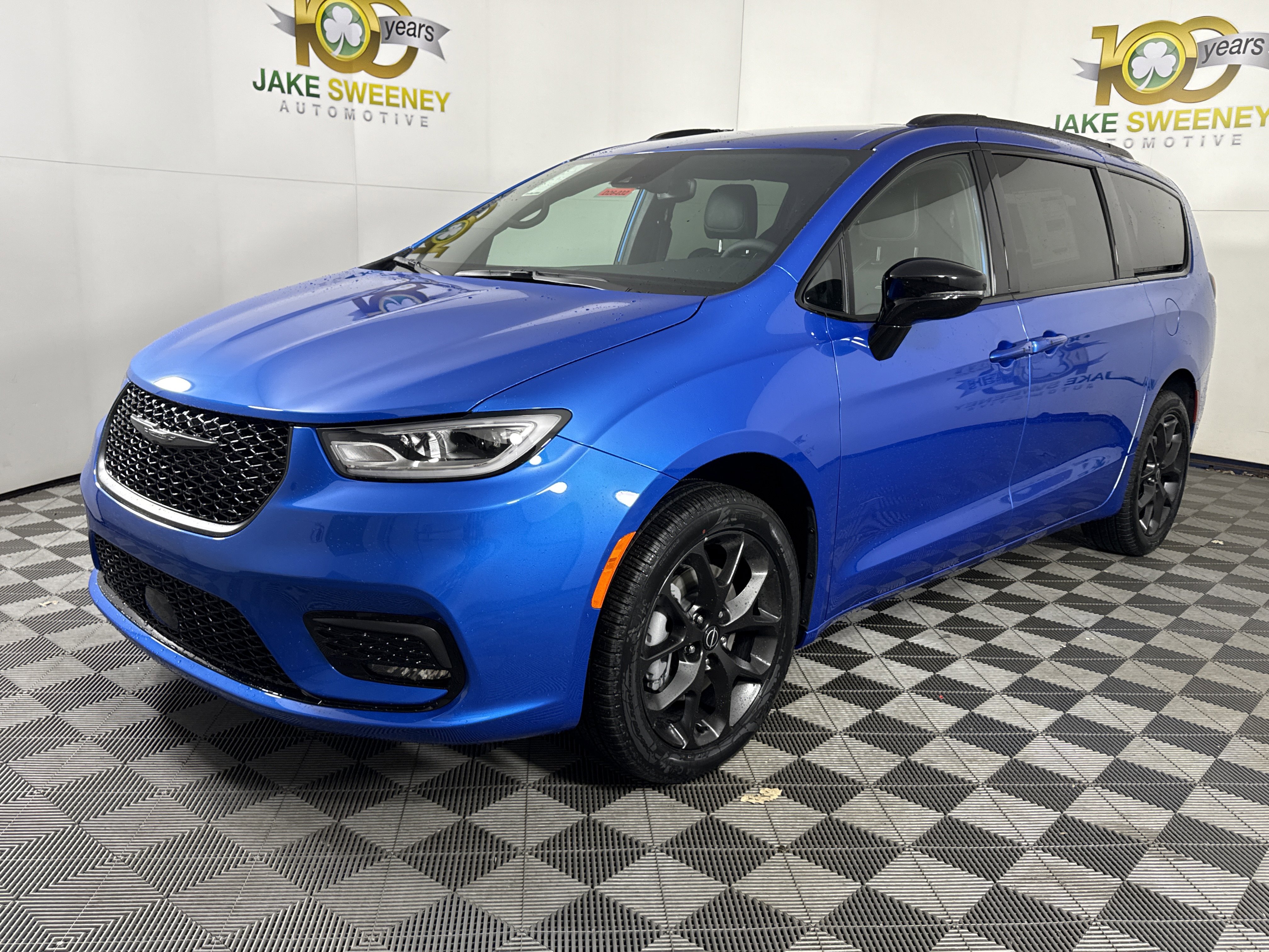 New 2026 Chrysler Pacifica Select w/ S Appearance Package image 4