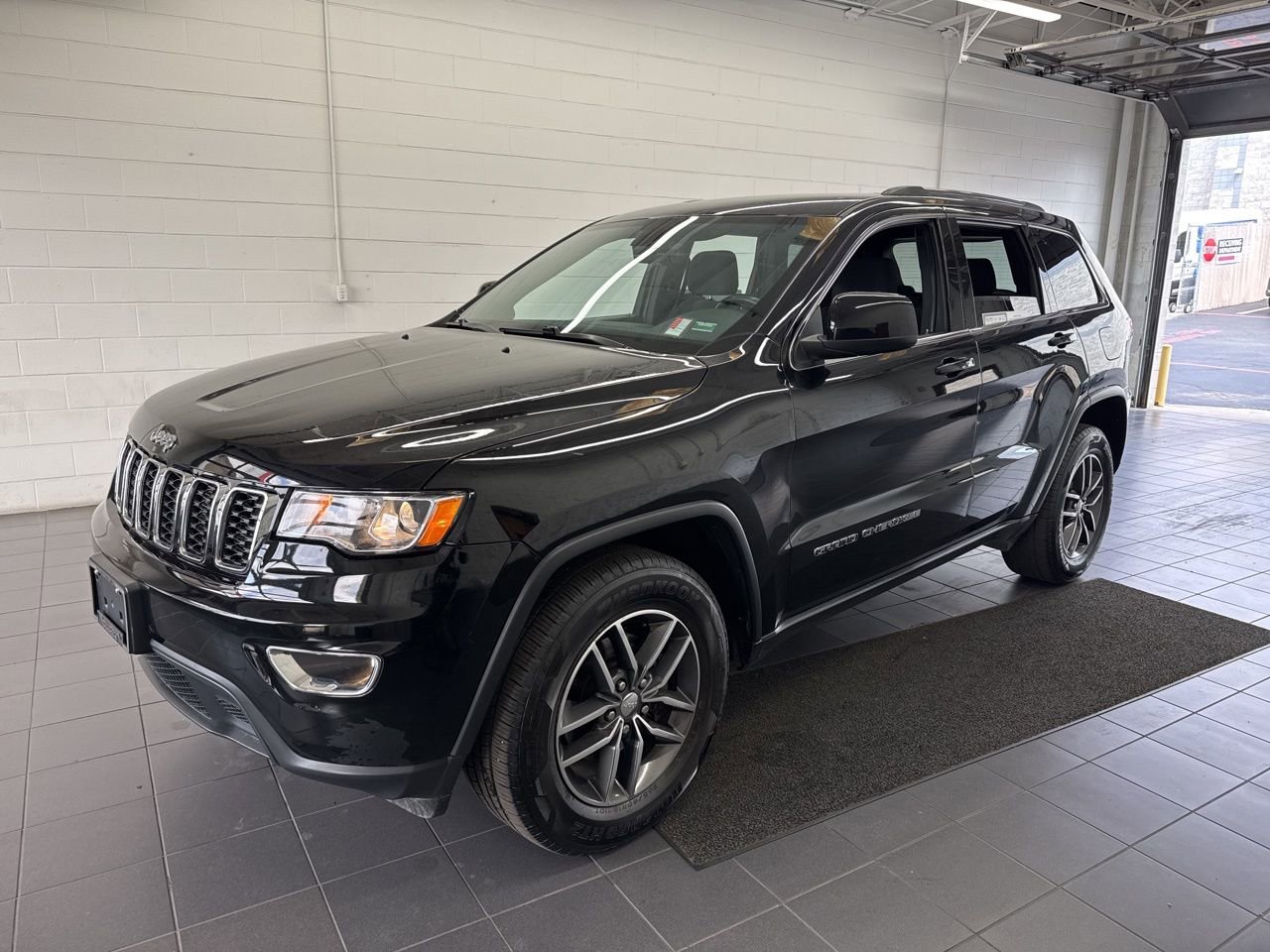 Used 2018 Jeep Grand Cherokee Laredo image 4