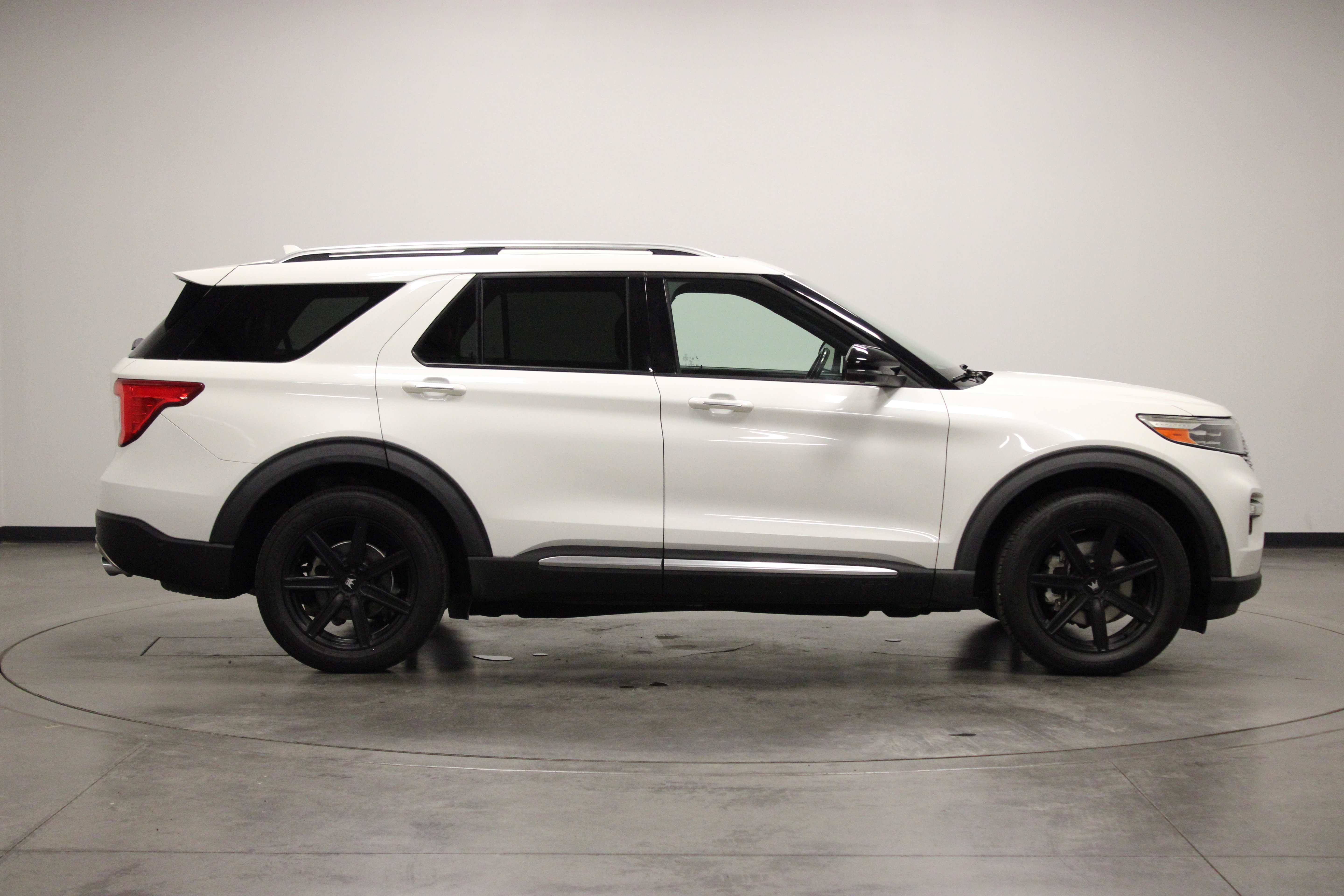 Used 2020 Ford Explorer Platinum w/ Premium Technology Package AWD/4WD image 9