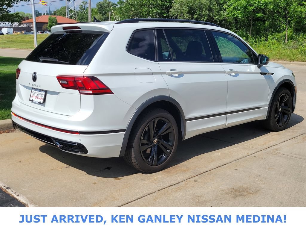 Used 2024 Volkswagen Tiguan SE R-Line FWD image 3