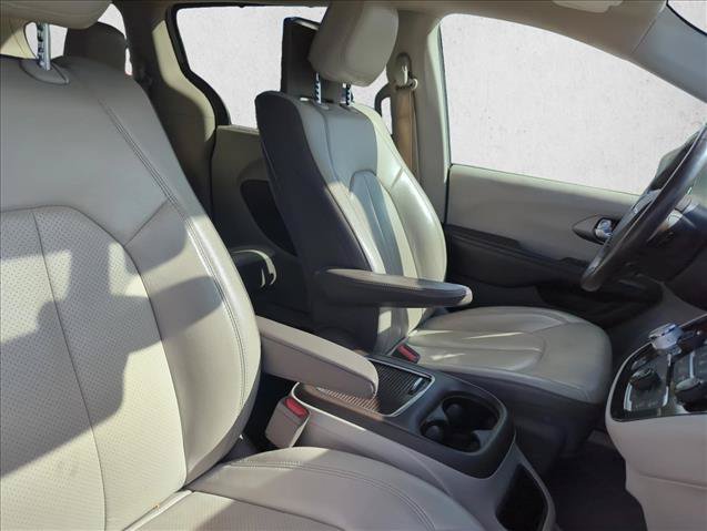 Used 2019 Chrysler Pacifica Touring-L Plus w/ Advanced Safetytec Group FWD image 19