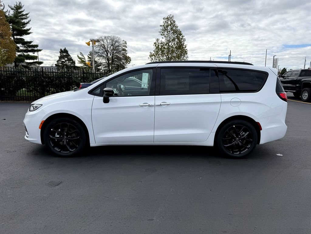 New 2026 Chrysler Pacifica Limited w/ S Appearance Package image 4