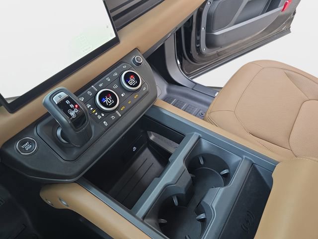 Used 2025 Land Rover Defender 90 X-Dynamic SE image 24