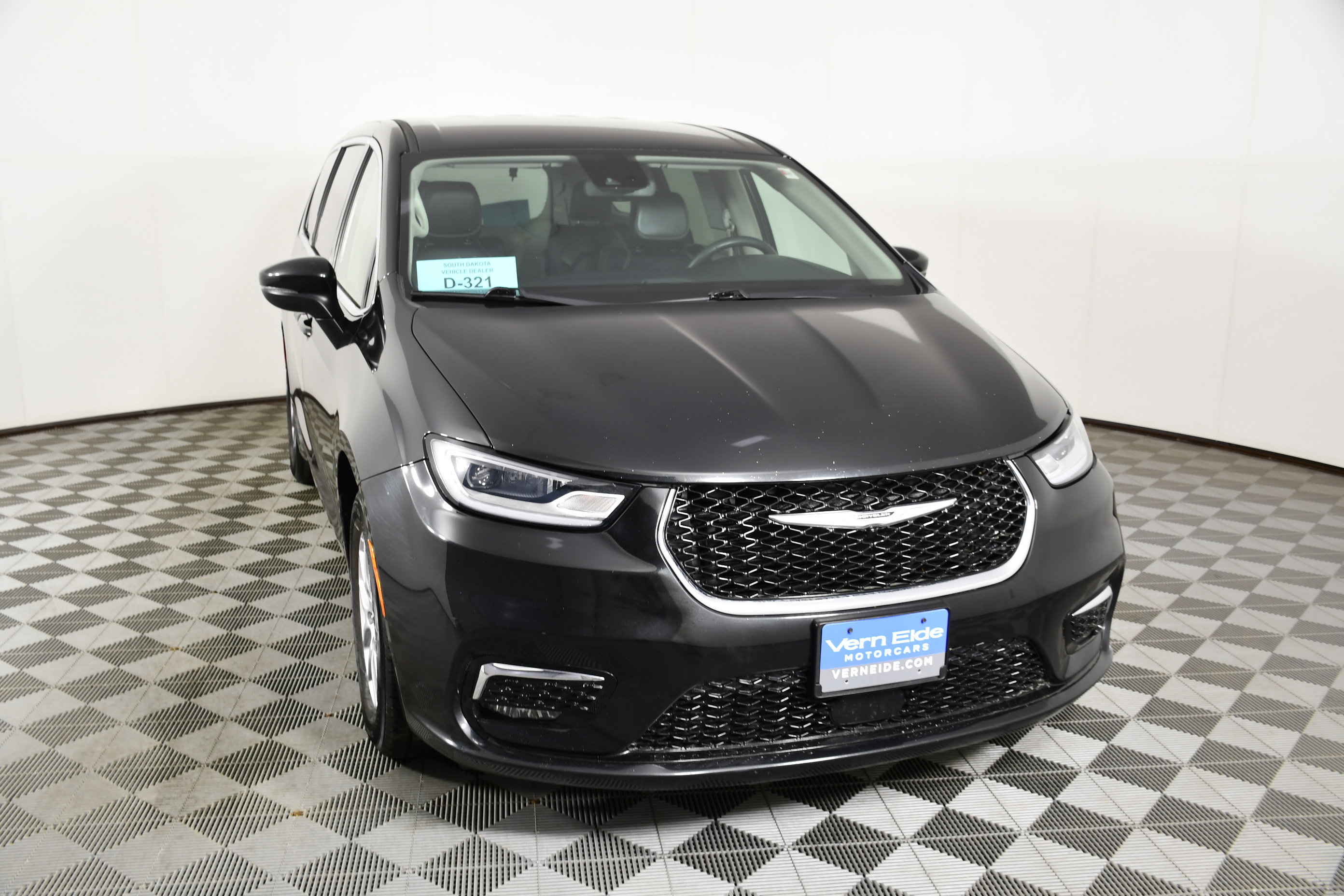 Used 2023 Chrysler Pacifica Touring-L image 3