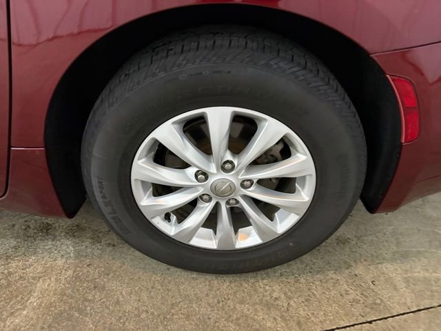 Used 2018 Chrysler Pacifica Touring-L FWD image 9