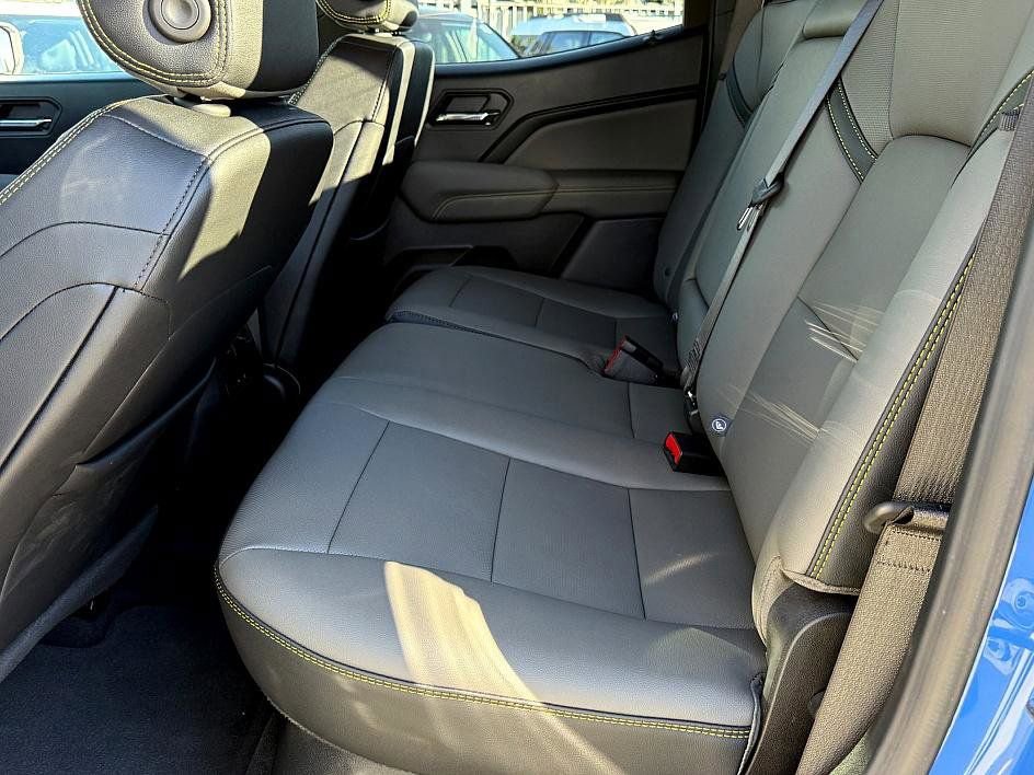 Used 2025 Chevrolet Colorado ZR2 w/ Midnight Edition image 28