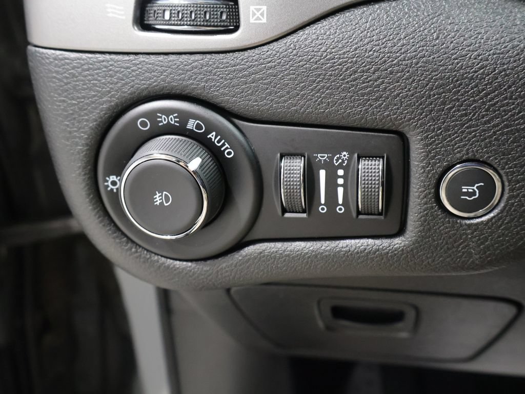 Used 2021 Jeep Cherokee Latitude Lux w/ Comfort/Convenience Group AWD/4WD image 32