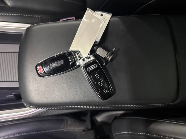 Used 2019 Audi e-tron Prestige w/ Prestige Package image 28