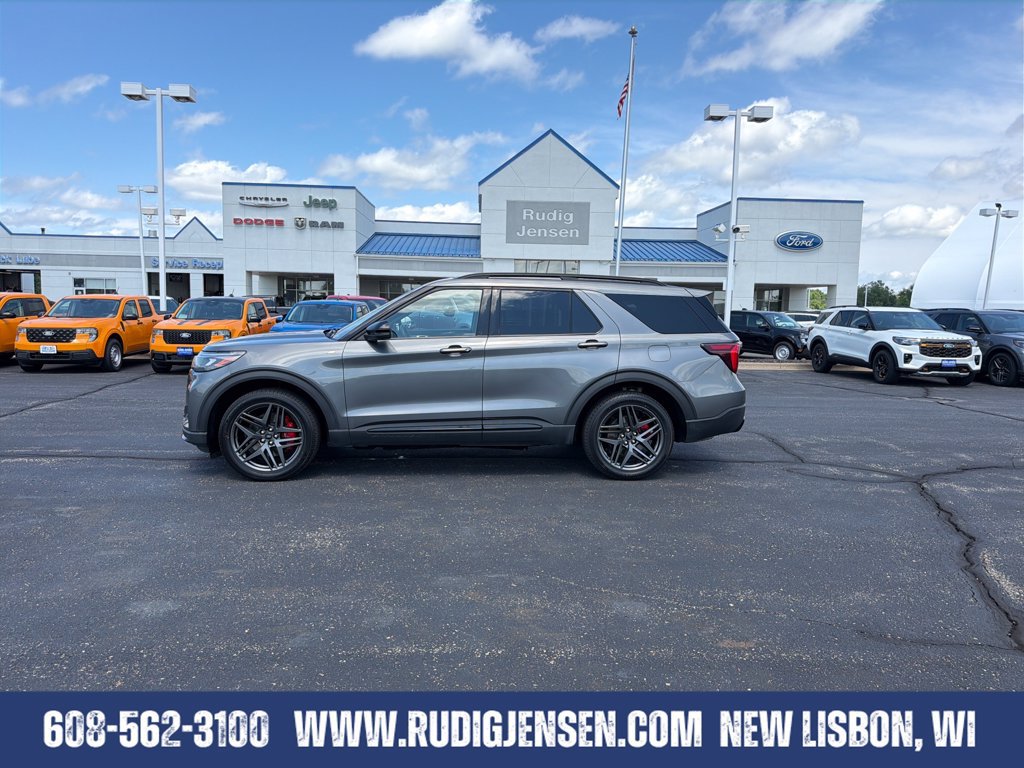 Used 2025 Ford Explorer ST-Line w/ ST-Line Street Pack AWD/4WD image 2