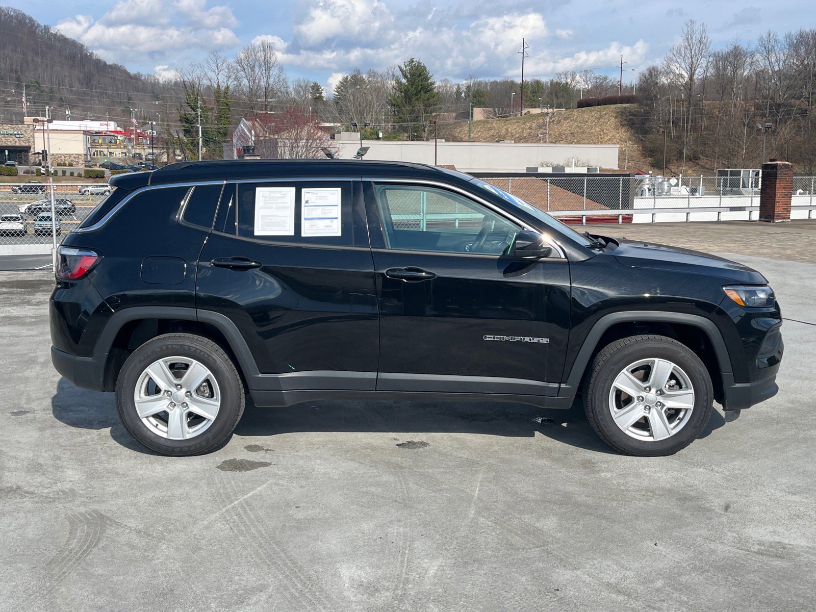 Used 2022 Jeep Compass Latitude image 2