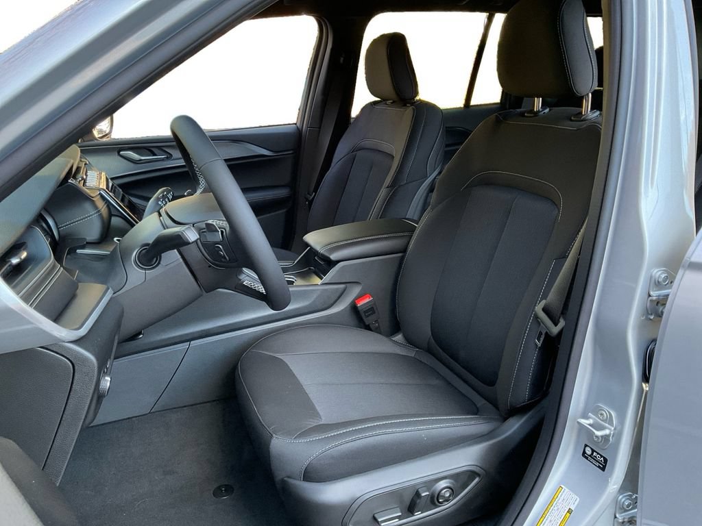 Used 2025 Jeep Grand Cherokee Laredo RWD image 25