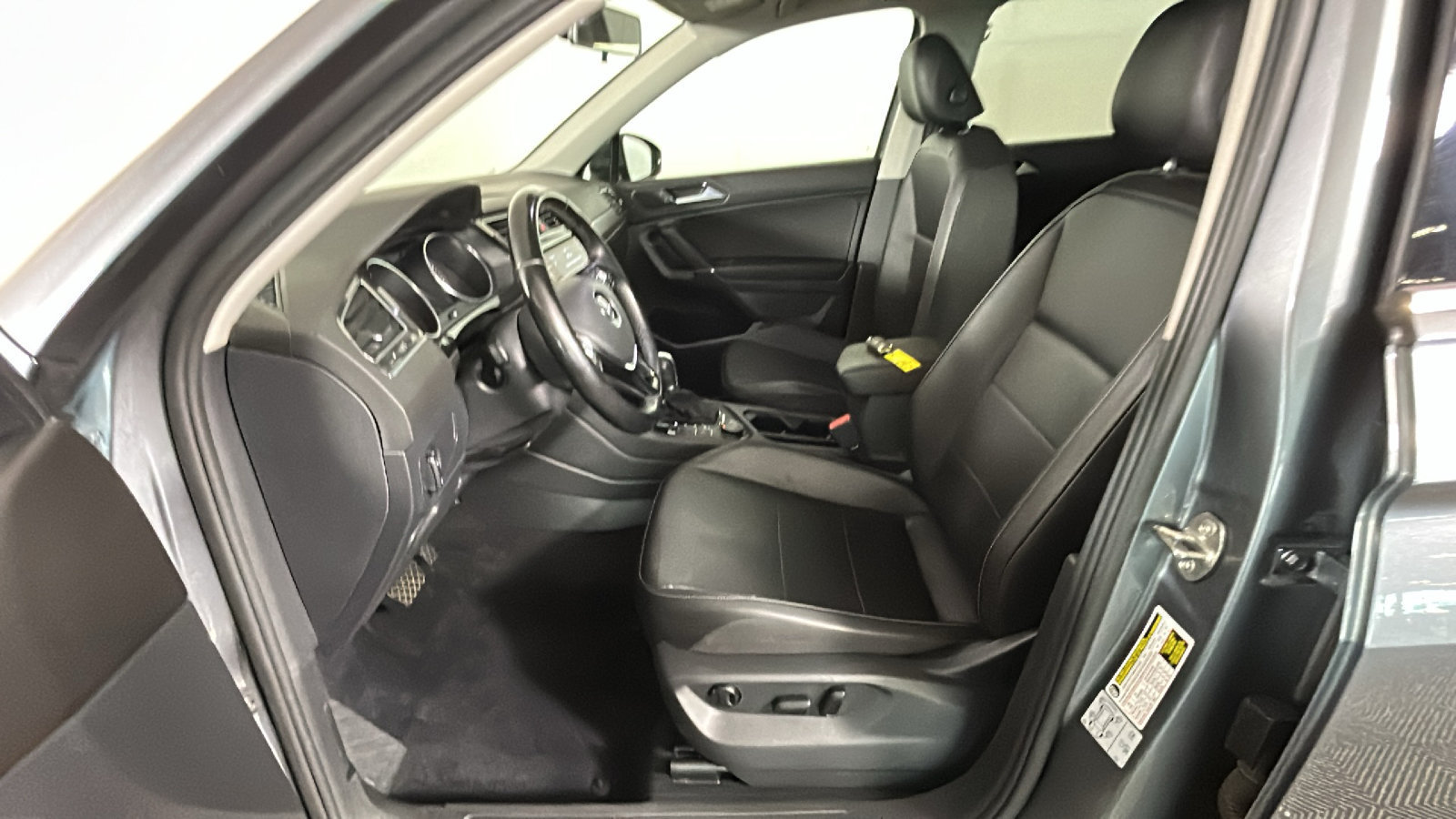 Used 2018 Volkswagen Tiguan SE w/ Panoramic Sunroof Package AWD/4WD image 14