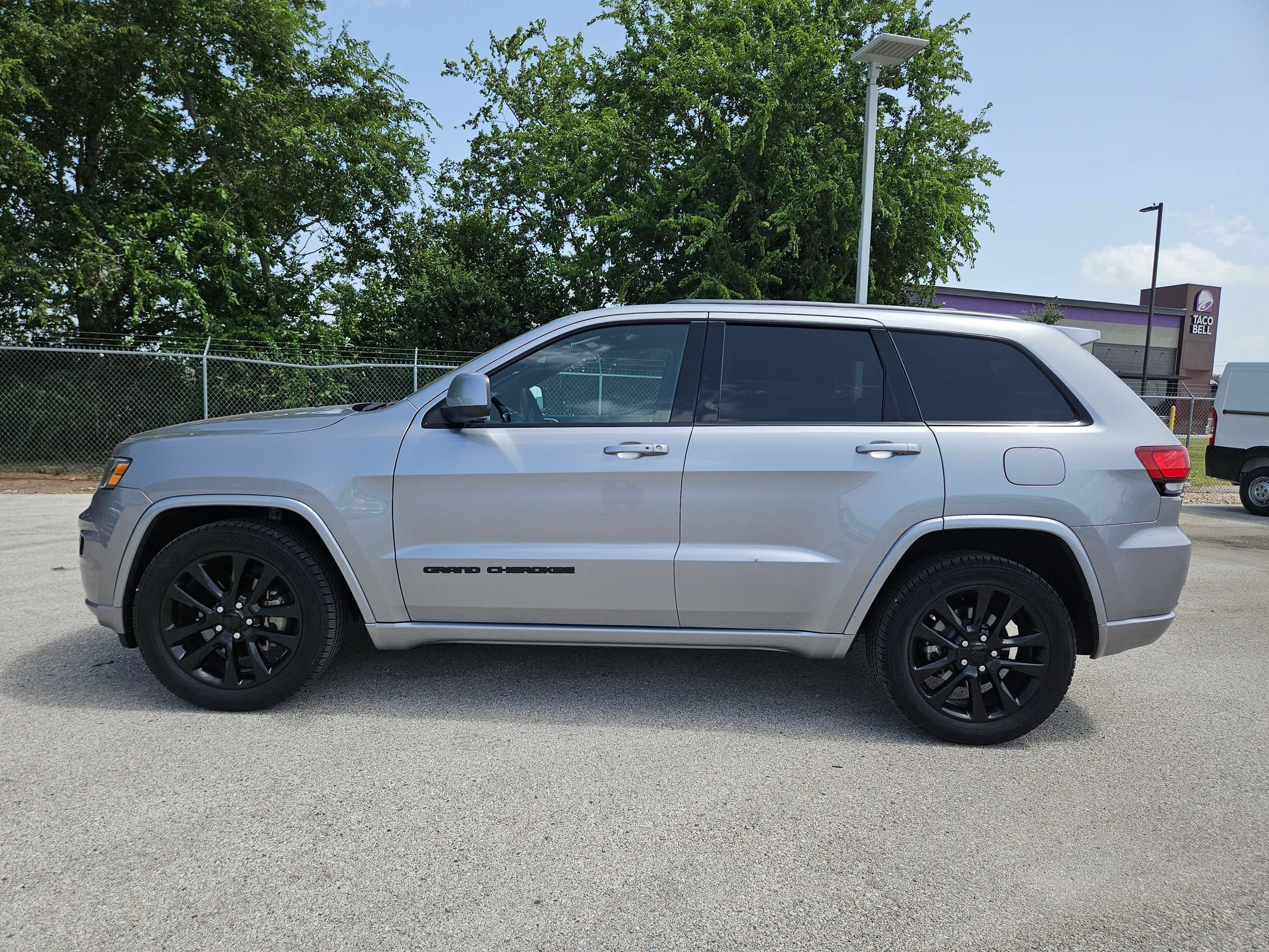 Used 2018 Jeep Grand Cherokee Altitude RWD image 6