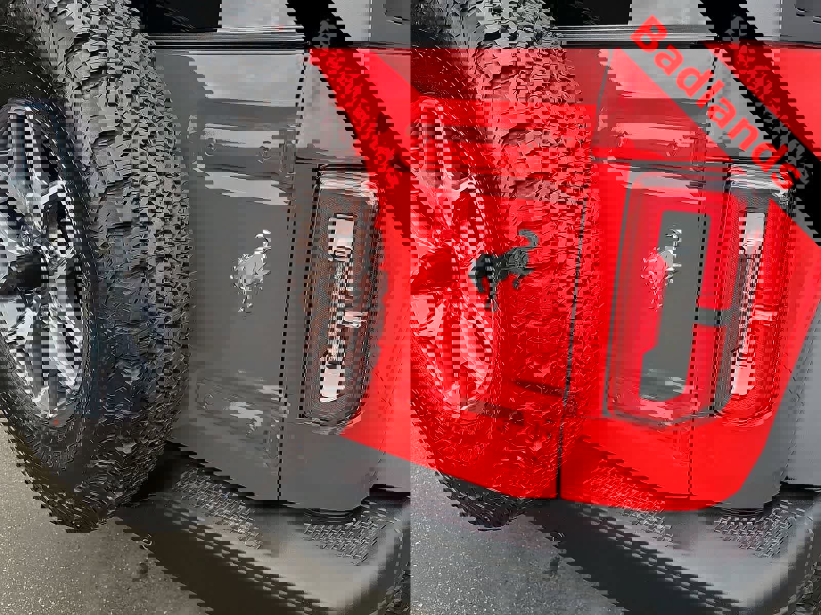 Used 2023 Ford Bronco Badlands image 11