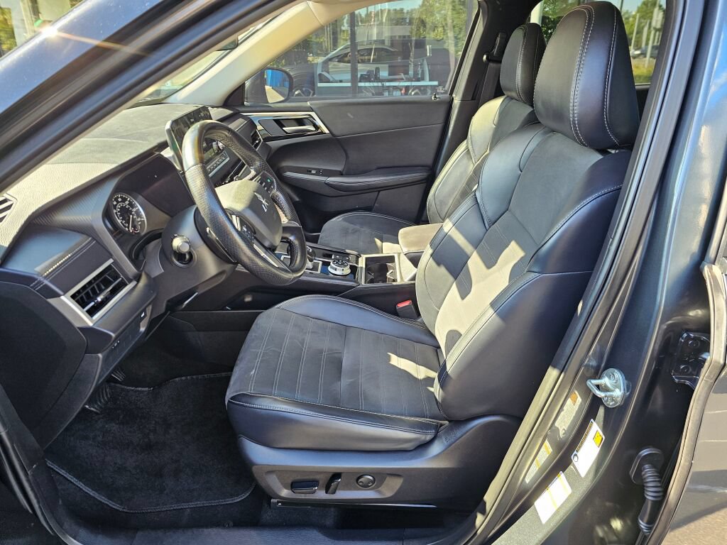 Used 2024 Mitsubishi Outlander SE AWD/4WD image 16