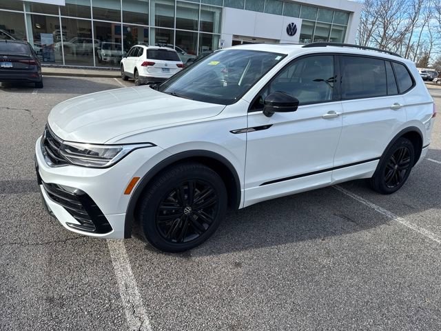 Certified 2022 Volkswagen Tiguan SE R-Line image 3