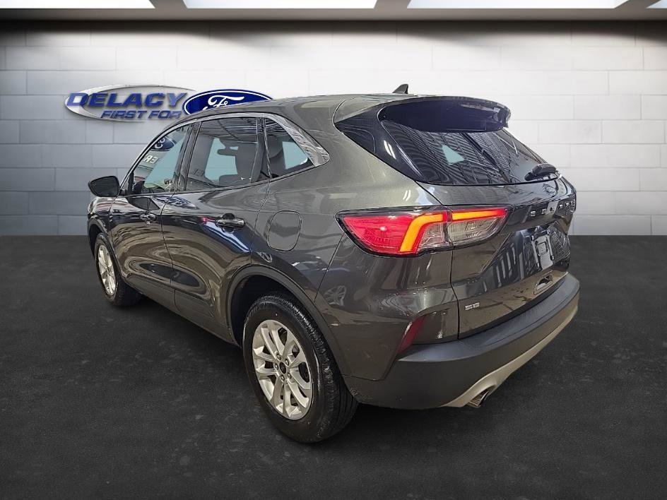 Used 2020 Ford Escape SE image 3