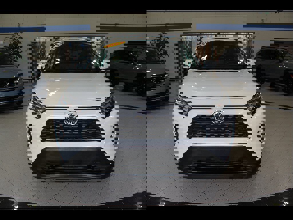 Used 2023 Toyota RAV4 XLE Premium image 2