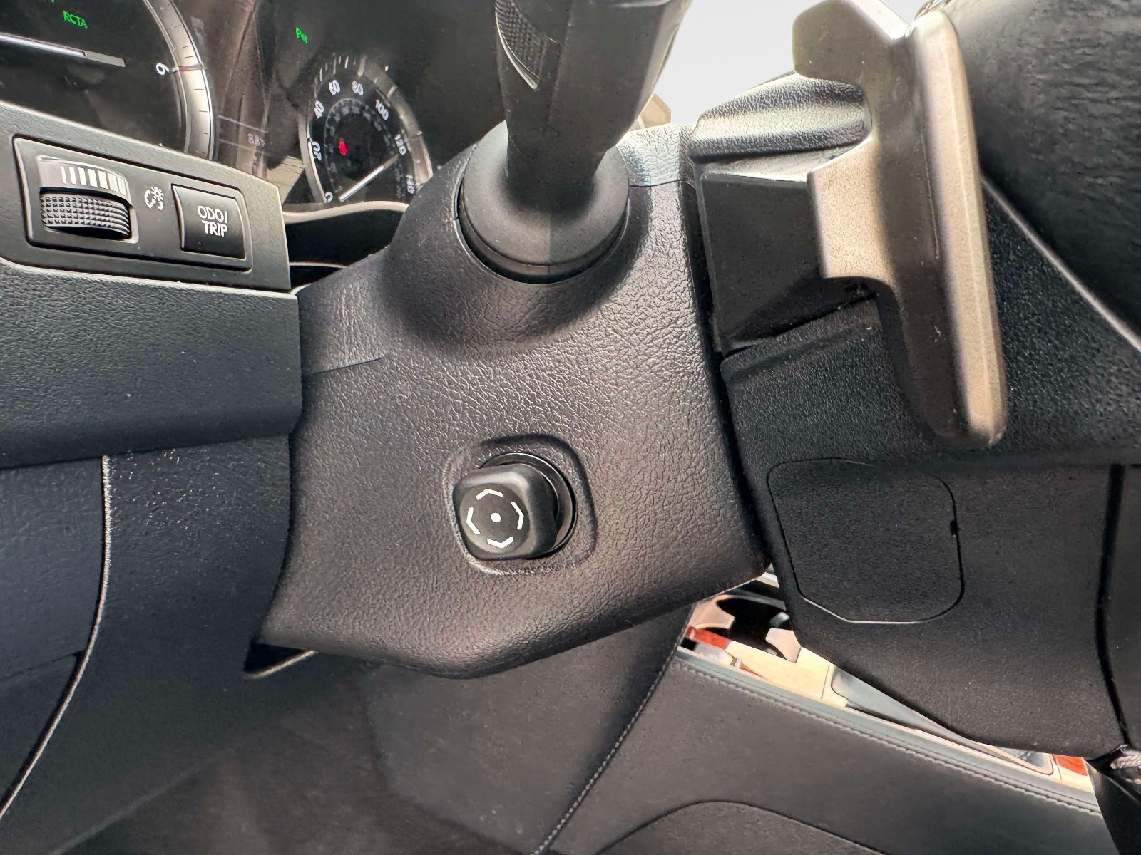 Used 2019 Lexus LX 570 4WD w/ Luxury Package image 28