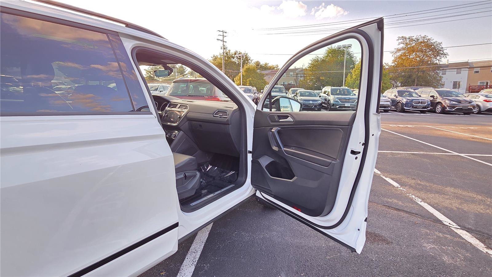 Used 2021 Volkswagen Tiguan SE R-Line AWD/4WD image 31