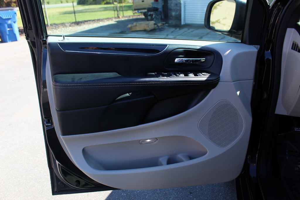 Used 2016 Dodge Grand Caravan SXT image 11