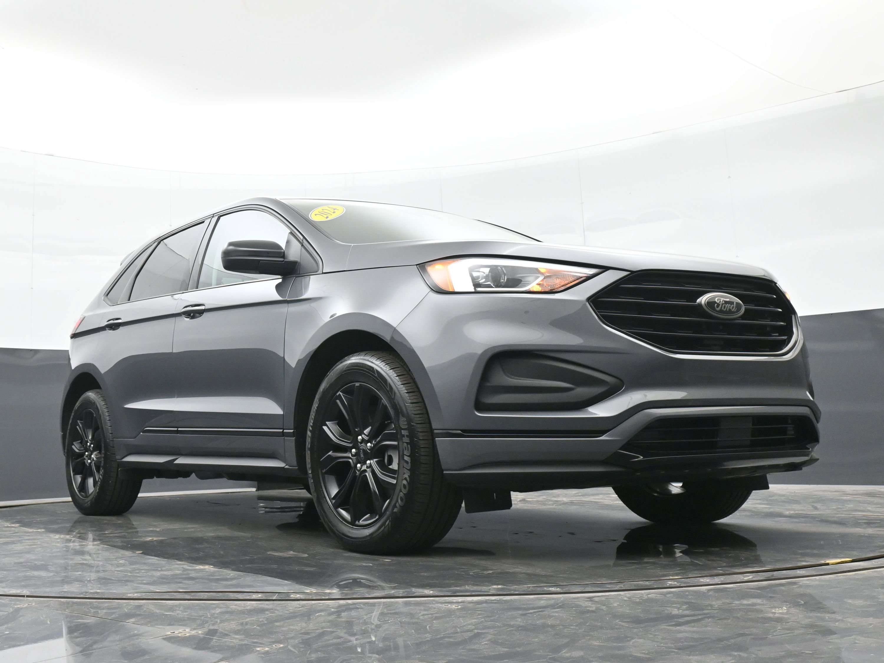 Used 2024 Ford Edge SE w/ Black Appearance Package image 40