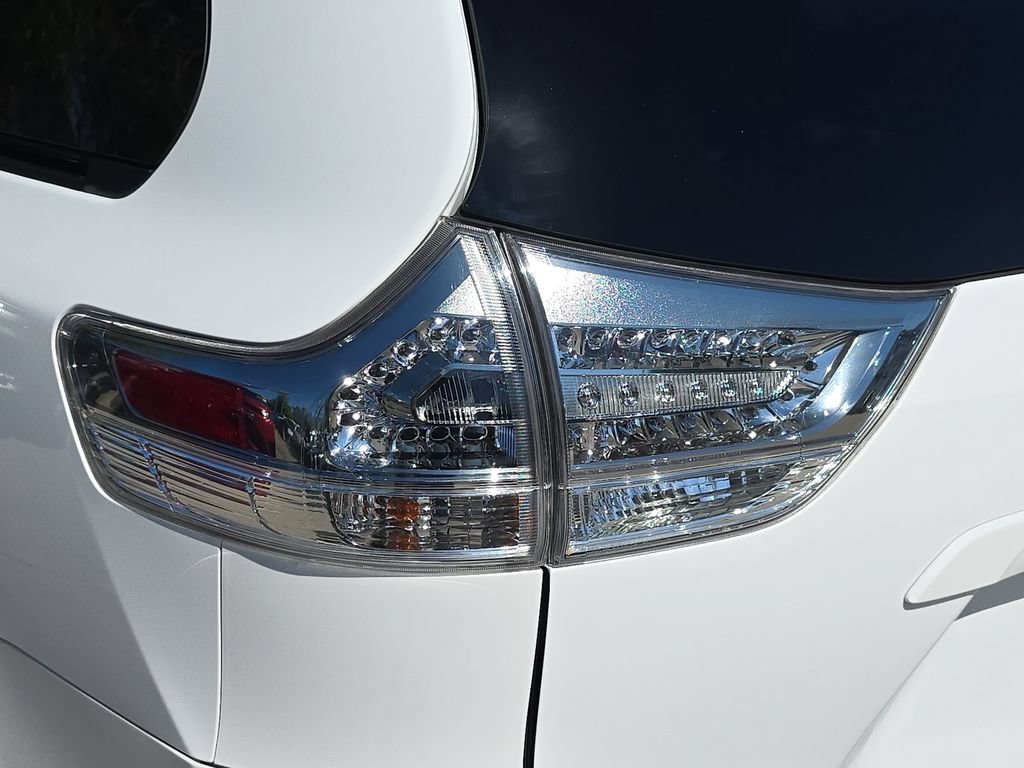 Used 2017 Toyota Sienna SE Premium FWD image 38