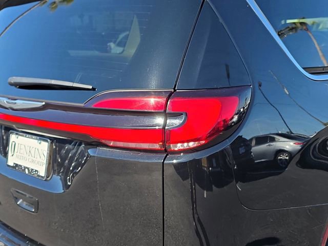 Used 2024 Chrysler Pacifica Touring-L image 7