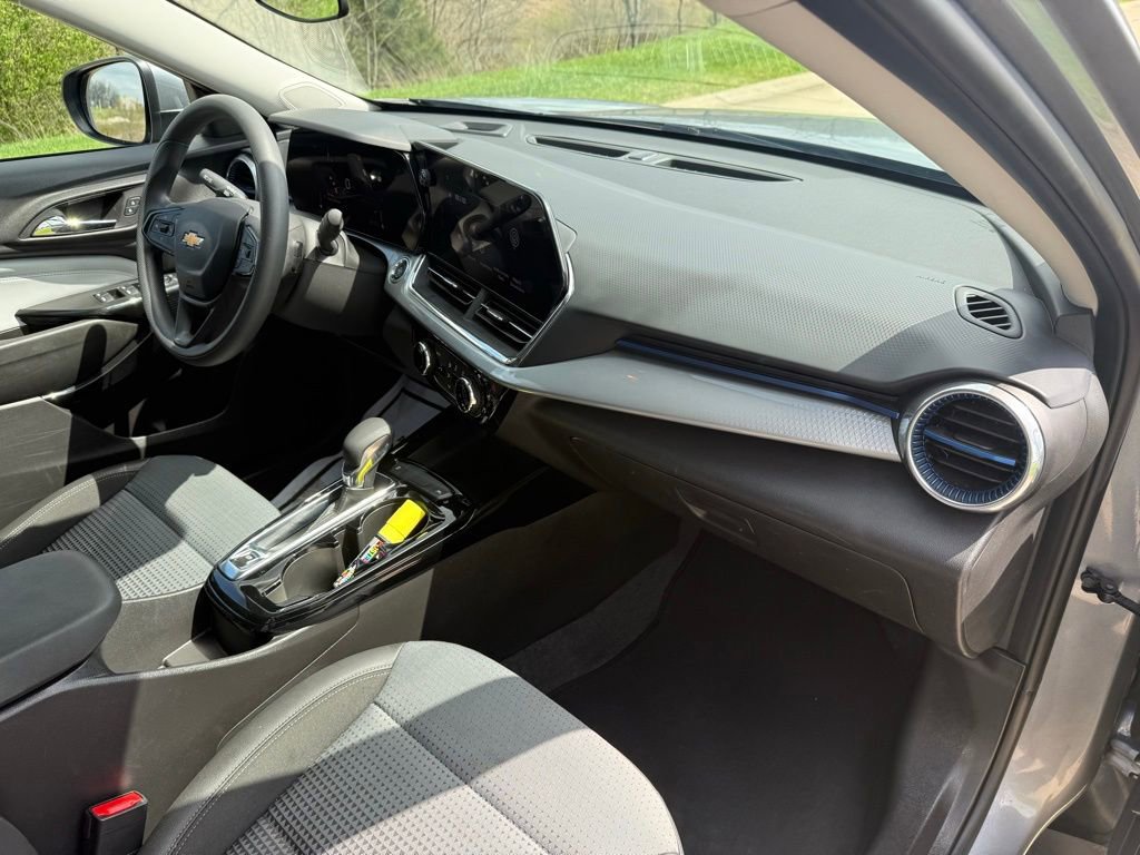 Used 2025 Chevrolet Trax LT image 22