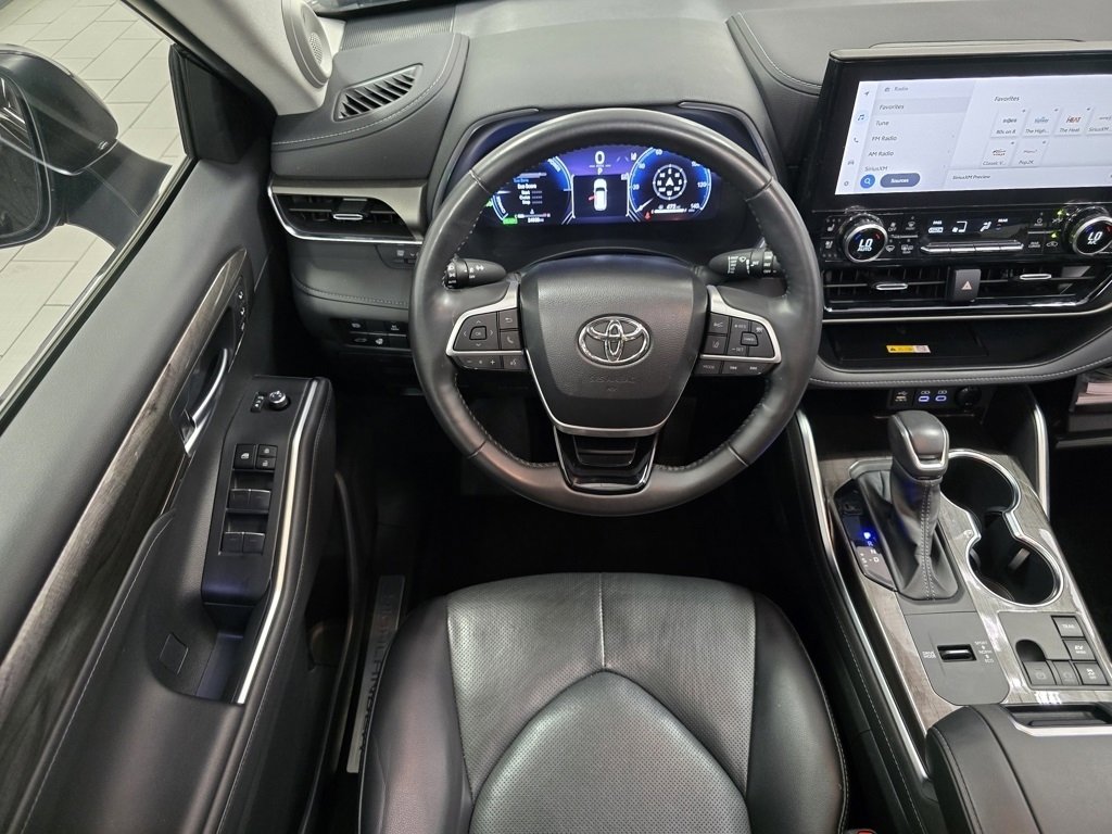 Used 2024 Toyota Highlander Limited image 29