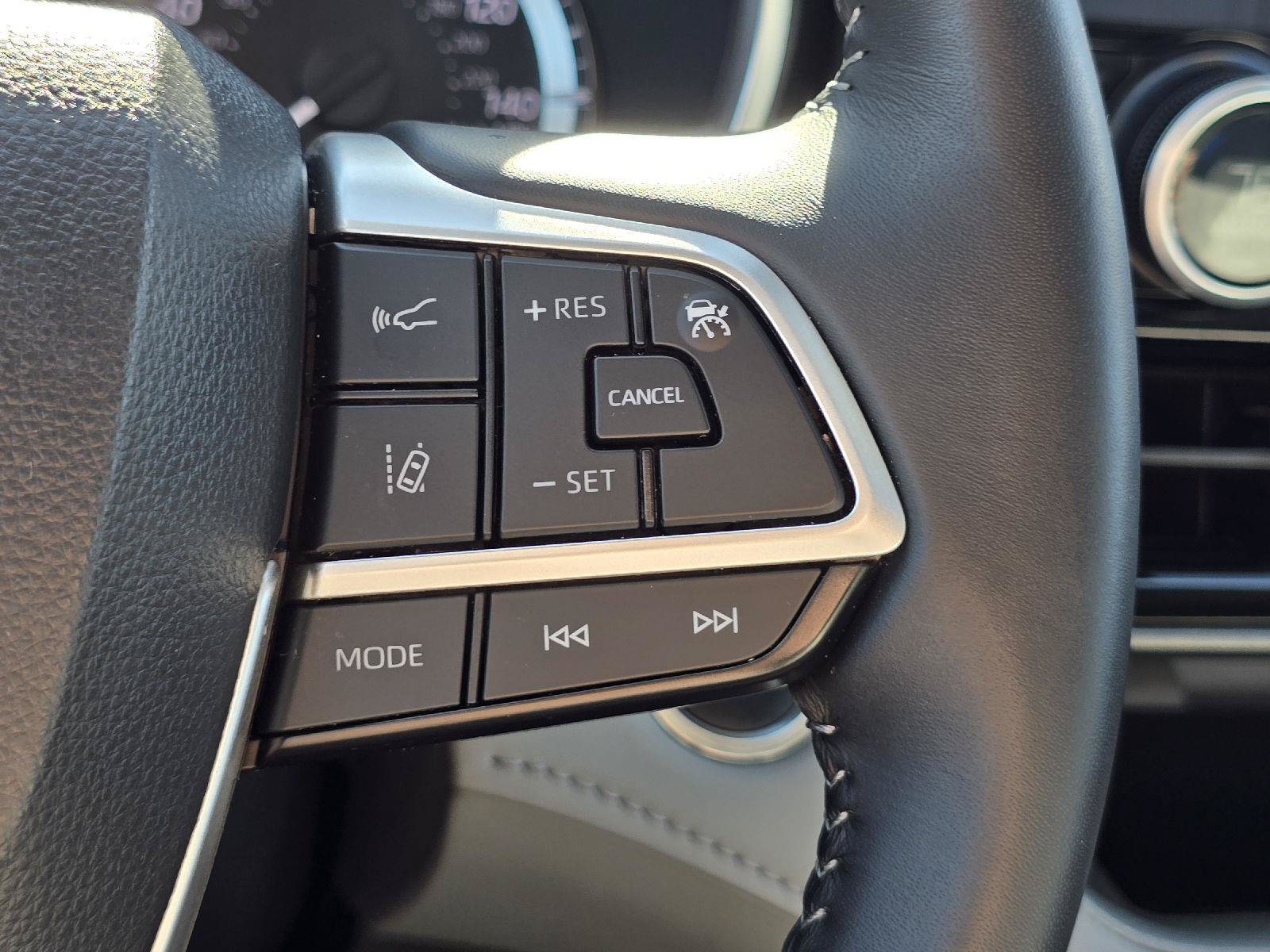 Used 2025 Toyota Highlander XLE AWD/4WD image 31