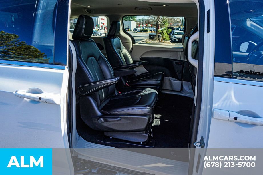 Used 2023 Chrysler Pacifica Touring-L image 24