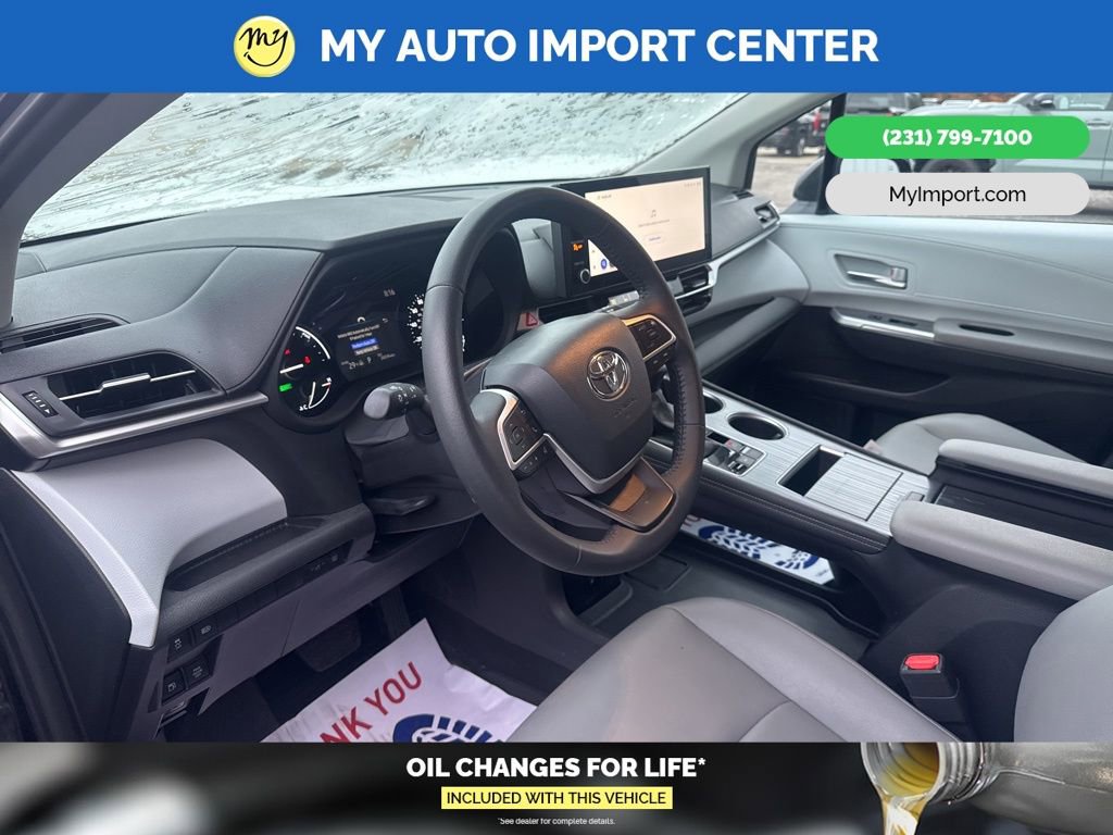 Used 2025 Toyota Sienna XLE image 8