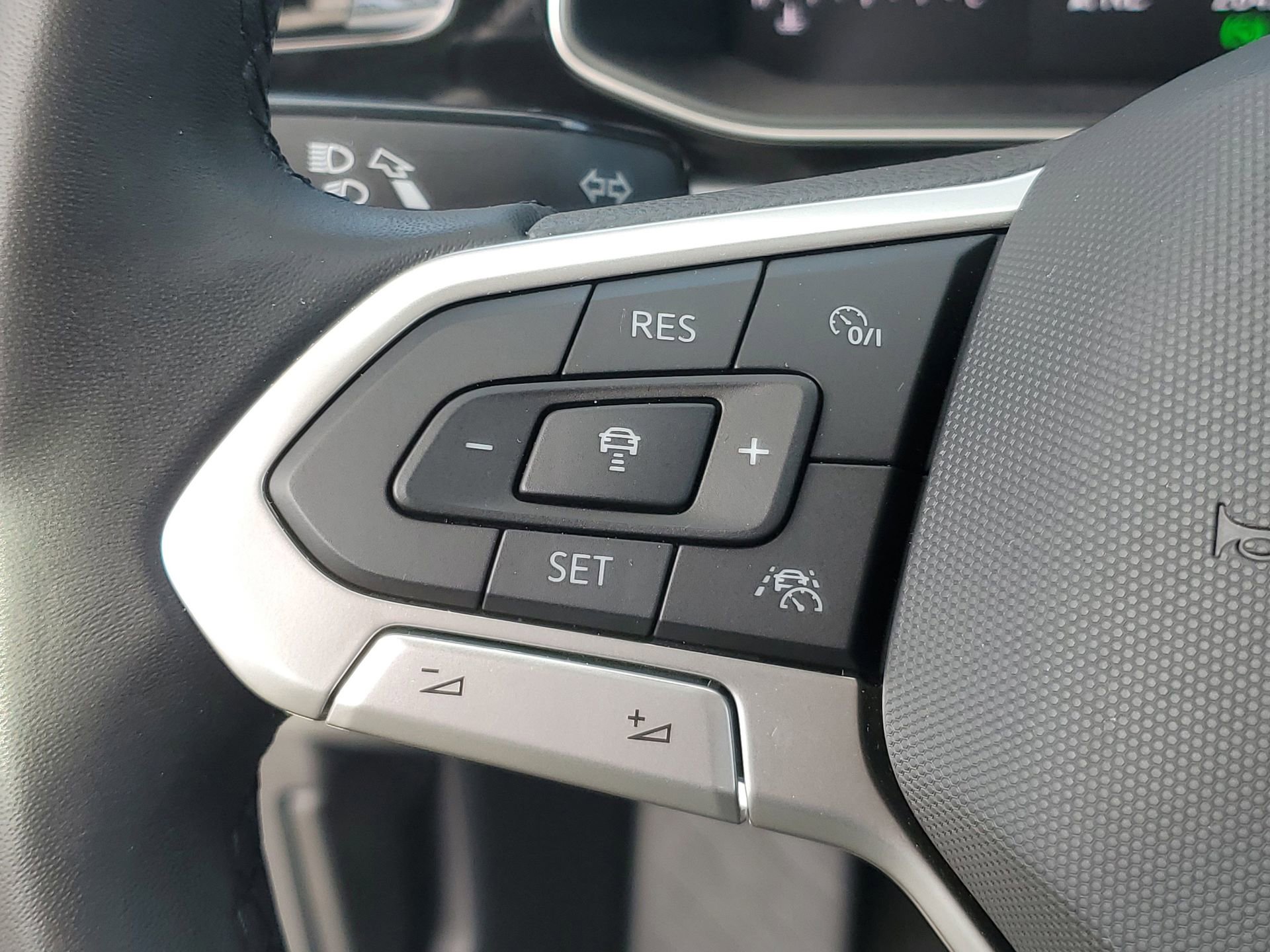 Used 2025 Volkswagen Jetta SE FWD image 21