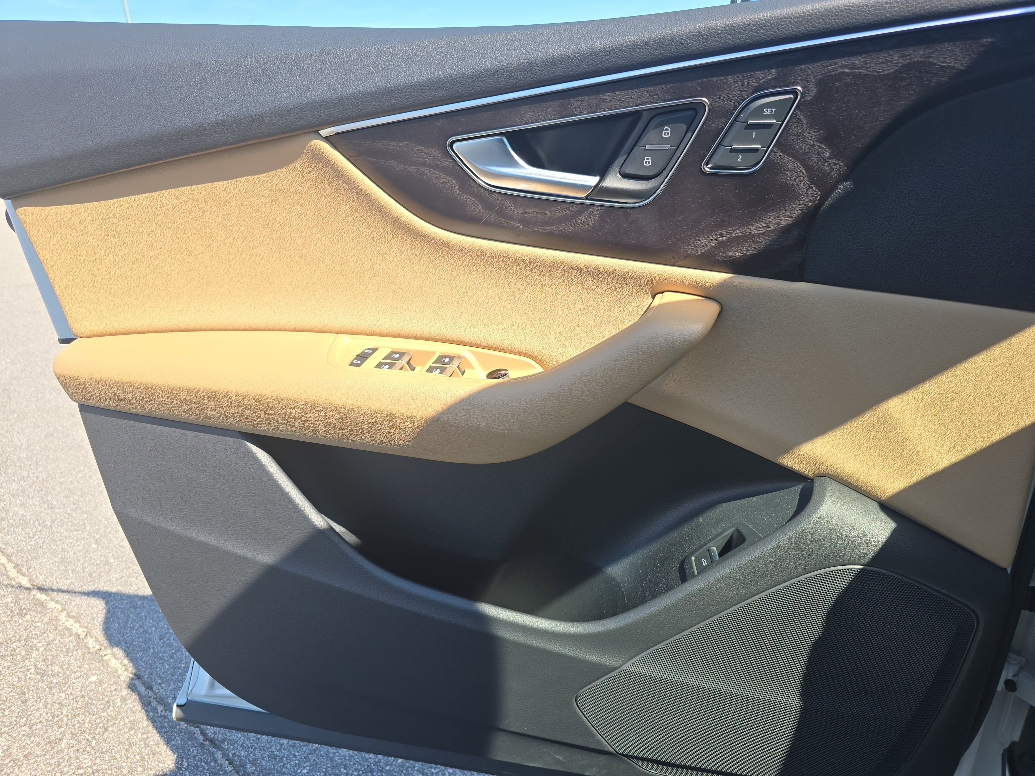 Used 2023 Audi Q8 Premium image 26