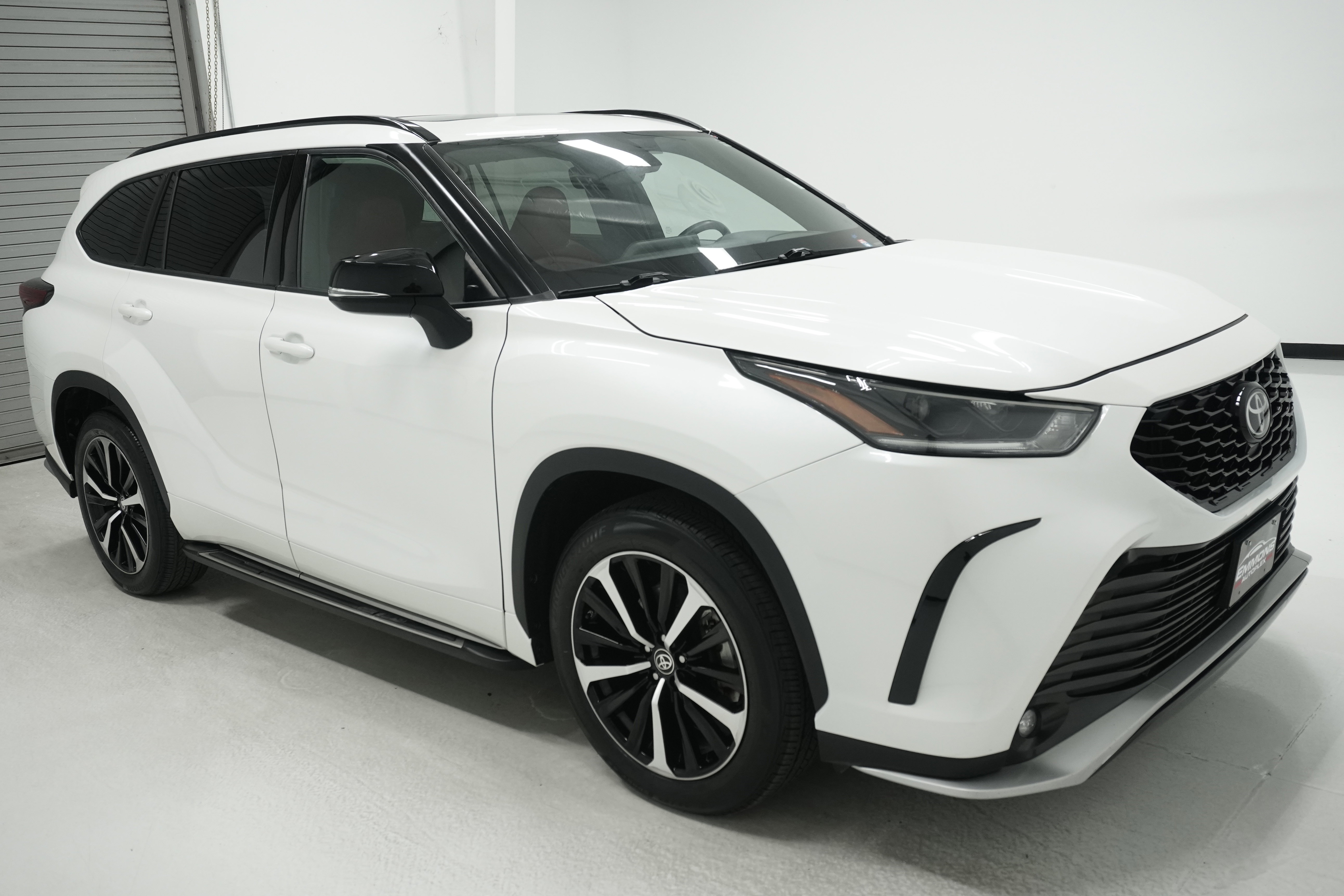 Used 2021 Toyota Highlander XSE AWD/4WD image 3